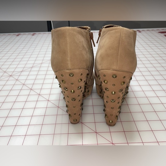 Womens camel color booties size 6 - Picture 3 of 6